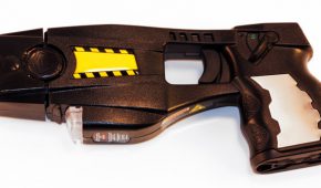 באילו מקרים מותר לשוטרים להשתמש באקדח טייזר?