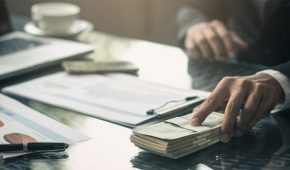 עבירת מתן שוחד לעובד ציבור זר – משמעותה והעונש בצידה