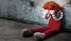 גננת מרעננה חשודה כי התעללה בפעוט חסר ישע משום שבכה