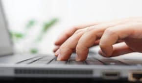 תפיסת מחשבים וטלפונים חכמים על ידי המשטרה