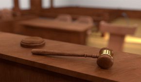 במה שונה בית המשפט לנוער מבית משפט רגיל?