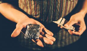 שבעה חשודים וביניהם שוטר מג"ב נעצרו בחשד לגידול וסחר בסמים מסוכנים