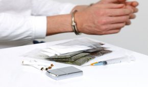 זיכוי מעבירות סמים – כיצד הוא מושג?