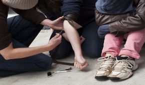 הדחת קטין לשימוש בסמים – סוגים ועונשים