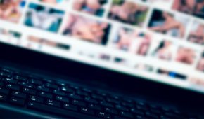 צפייה בפורנוגרפיה של קטינים – האם החוק אוסר זאת?