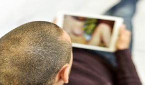 הסרת תוכן מיני ו"פורנו נקמה" מהאינטרנט