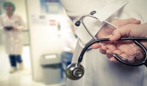 עבירת התחזות לרופא – משמעותה והעונש לצידה