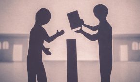 שכנות פלילית – כיצד להתמודד עם שכן מטריד שנוהג באלימות