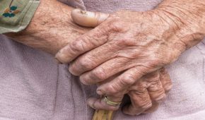 עבירות תקיפה והתעללות בקשישים בבתי אבות – סוגים ועונשים