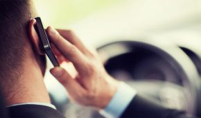 דיבור בטלפון נייד בזמן נהיגה – קנסות ועונשים