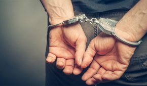 שלושה נערים נעצרו בחשד שסחטו גבר בן 60 על ידי איום לחשוף "תקיפה מינית" שביצע
