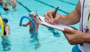 נערה בת 14 התלוננה כי המציל בבריכה ניסה לאנוס אותה והתיק נגדו נסגר מחוסר אשמה