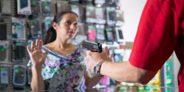בן 27 מרמלה נעצר בחשד ששדד מספר חנויות במרכז הארץ באמצעות אקדח דמה