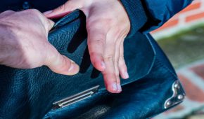 האם גניבה של סלולארי יכולה להיחשב לשוד?