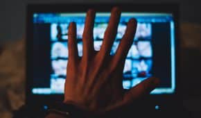 הפיץ סרטוני מין של צעירה וירצה שנת מאסר מאחורי סורג ובריח