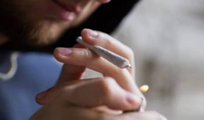 מעשנים פסיביים – האם אתה עובר עבירה פלילית כשהחבר’ה לידך מעשנים סמים?