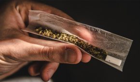 מה העונשים על החזקת סם לשימוש עצמי לאחר חקיקת חוק הסמים המסוכנים?