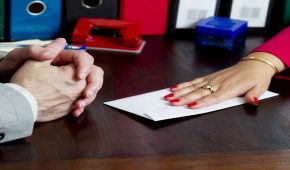 מסירת מידע מסווג על ידי עובדי ציבור – מה ההשלכות?