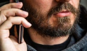 גבר זוכה מאישום באיומים על אשתו בשל פסילת תמלילי שיחות