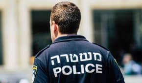 זוכה מהחזקת סמים שלא לצריכה עצמית עקב עדויות סותרות של השוטרים