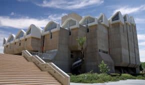 זיכוי סטודנטית מעבירת הכנסת חומר עזר אסור לבחינה באוניברסיטת בן גוריון