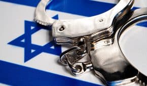 לקוח שביצע מעשים מגונים בעשרות קטינים מחוץ לבתי ספר בתל אביב שוחרר ממעצר