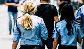 אישה שהואשמה בתקיפת שוטרים זוכתה מחמת הספק