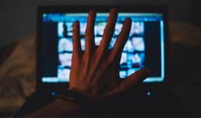 ביטול הרשעה לאיש קבע שהחזיק במחשבו אלפי תמונות וסרטונים פדופיליים