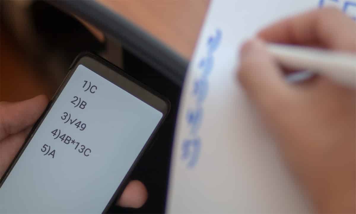 נתפס עם מכשיר סלולרי בזמן בחינה ולא יורחק מהלימודים סטודנט באריאל נתפס עם מכשיר סלולרי בזמן בחינה ולא יורחק מהלימודים