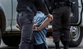 נאשם זוכה מהחזקת אגרופן בעקבות חיפוש לא חוקי ברכבו