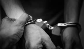 אב שהואשם על-ידי גרושתו בביצוע עבירות מין בבתו הקטינה נוקה מאשמה