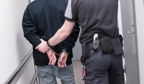 שחרור ממעצר לקוח שהואשם בהתעללות מינית סדרתית באשתו ובילדיו הקטינים