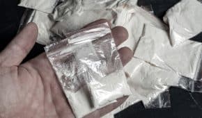 הימנעות התביעה מהעמדה לדין לקוח שנתפס מחזיק קוקאין שלא לצריכה עצמית