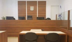 בית המשפט הורה לאסור פרסום שמו של מורה שנחשד בעבירות מין בקטינה