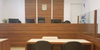 בית המשפט הורה לאסור פרסום שמו של מורה שנחשד בעבירות מין בקטינה
