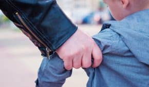 אדם שהואשם שחטף לביתו ילד בן 8 וביצע בו מעשים מגונים חמורים נוקה מאשמה