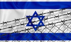 שחרור ממעצר שוהה בלתי חוקי שהואשם בעבירות התחזות ונהיגה ללא רישיון