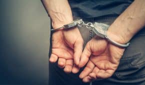 שחרור ממעצר לקוח שנחשד בביצוע מעשה מגונה ופריצה לרכב