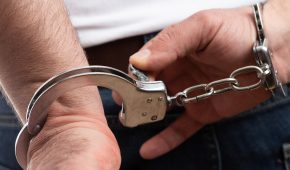 זיכוי נאשם מעבירות מעשים מגונים בפומבי בפני שלוש קטינות עקב מחדלי חקירה חמורים