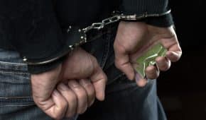 בית המשפט זיכה אדם שנתפס מחזיק בביתו 864 גרם קנאביס בשל חיפוש לא חוקי