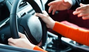 שישה חודשי עבודות שירות בלבד למורה נהיגה שביצע מעשים מגונים בקטינות במסגרת שיעוריו