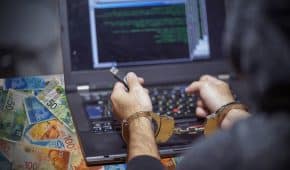 לקוח שהואשם בביצוע עבירות מחשב חמורות וקבלת דבר במרמה נוקה מאשמה