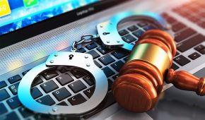 לקוח שהואשם בקבלת דבר במרמה וחדירה לחומר מחשב נוקה מאשמה