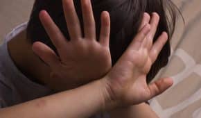 סגירת תיק פלילי להורים מסורים שהואשמו בתקיפה והתעללות בילדיהם הקטינים