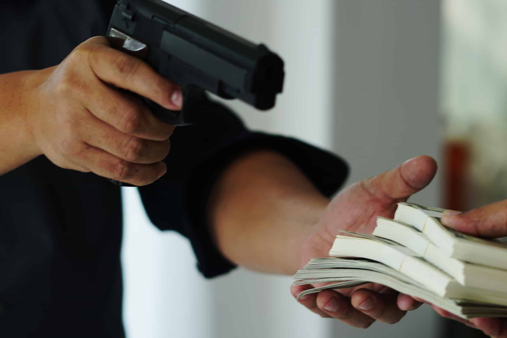 קטין הודה ששדד בעל עסק באיומי אקדח ולא הורשע