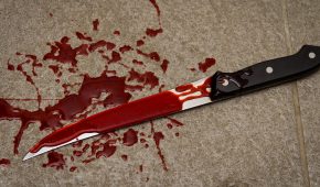 שחרור ממעצר לקוח שהואשם שדקר בסכין קטין וגרם לפציעתו בנסיבות מחמירות