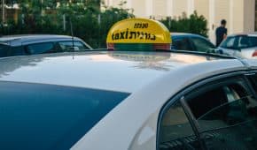 בית המשפט בכפר סבא זיכה נהג מונית שהואשם שסגר את דלת תא המטען על ראשו של אדם