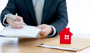 מועצת שמאי המקרקעין אפשרה ללקוח שהואשם בעבירות מרמה והונאה להמשיך בעבודתו