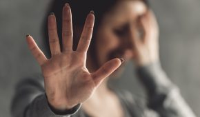 שחרור ממעצר וסגירת תיק ללקוח שהואשם בכליאת שווא ותקיפה וחבלה חמורה של בת זוגו