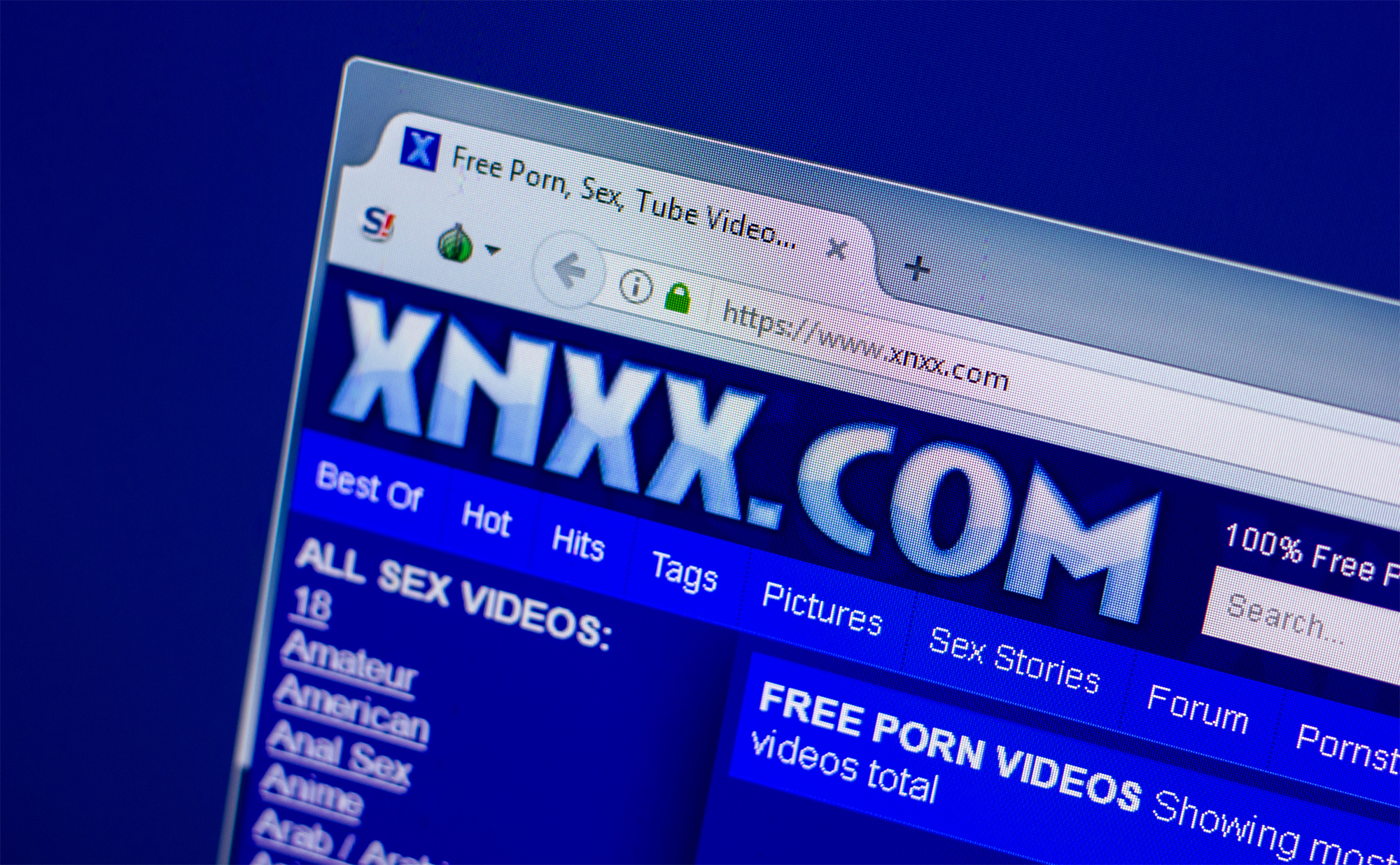 הסרת סרטון סחיטה מינית שפורסם באתר xnxx.com.